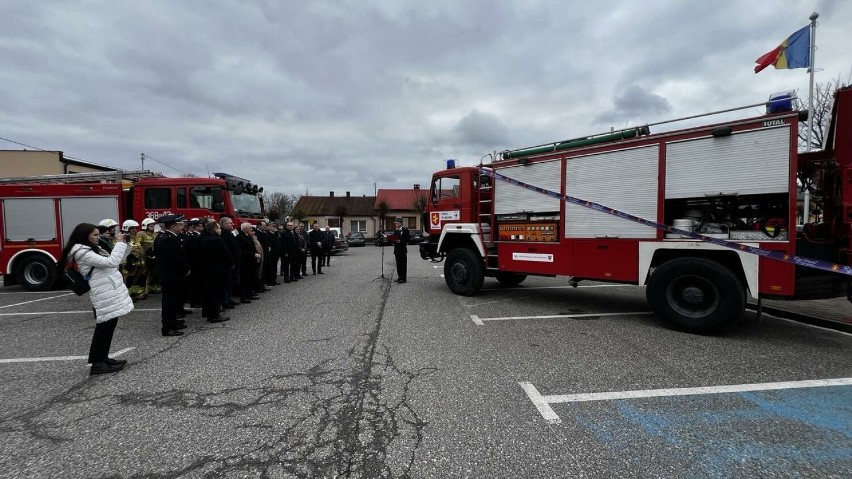 OSP Grochowy z gminy Rychwał przekazała wóz strażacki przedstawicielom Gminy Zubresti w Mołdawii