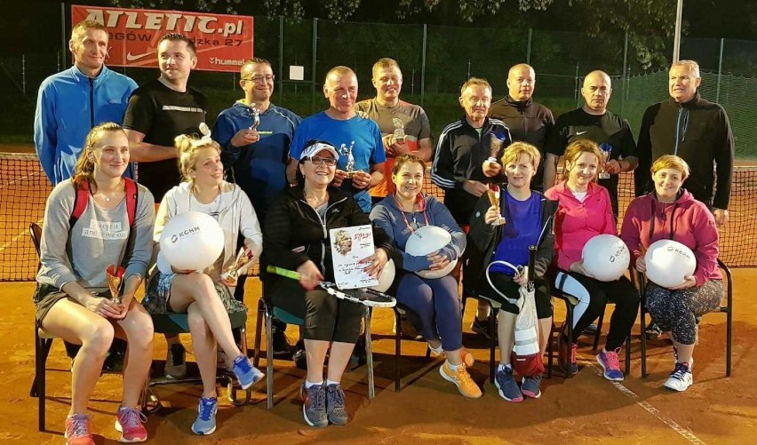 Nocny turniej tenisowy na kortach w Głogowie 