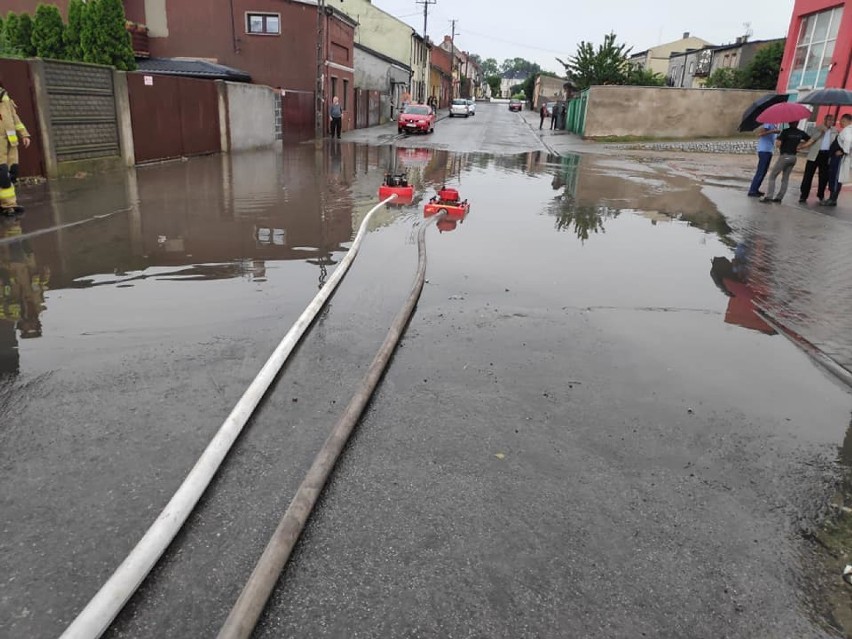 Ulewa dała się we znaki na ulicy Targowej w Warcie. Z pomocą ruszyli strażacy i burmistrz[FOTO]