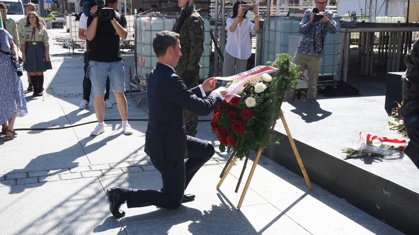 Narodowy Dzień Polskich Dzieci Wojny. Wiceminister obrony złożył kwiaty pod pomnikiem w Nysie