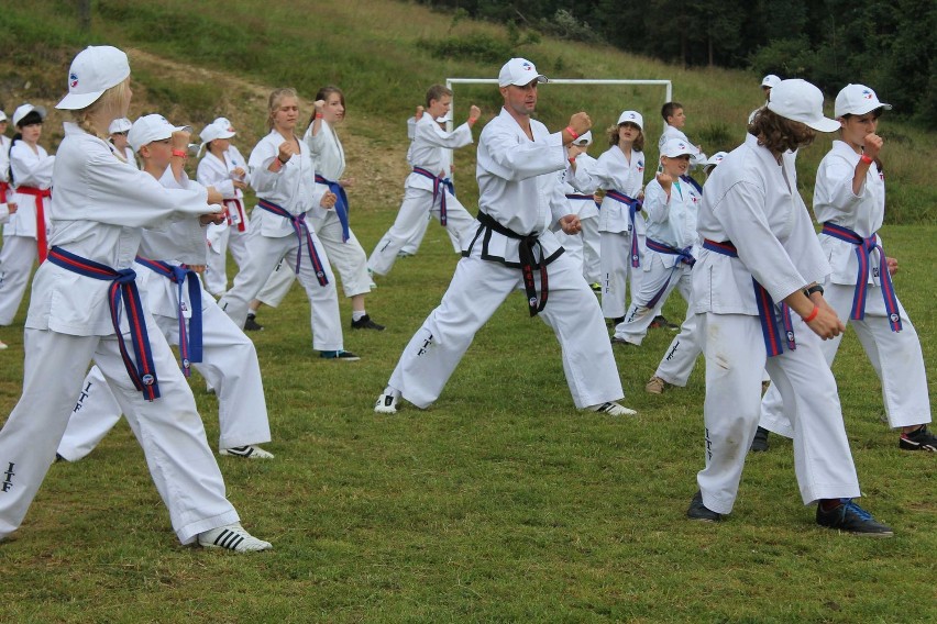 Młodzi adepci taekwondo z Wieluniu ćwiczyli techniki walki w...