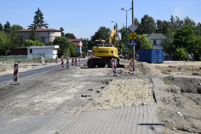 Trwa budowa ronda na skrzyżowaniu ulic Kozietulskiego i 1 Maja oraz przebudowa ulicy Kozietulskiego na odcinku od wspomnianego skrzyżowania do ulicy Poniatowskiego. Po domu, który przeszkadzał w budowie ronda nie ma już śladu.