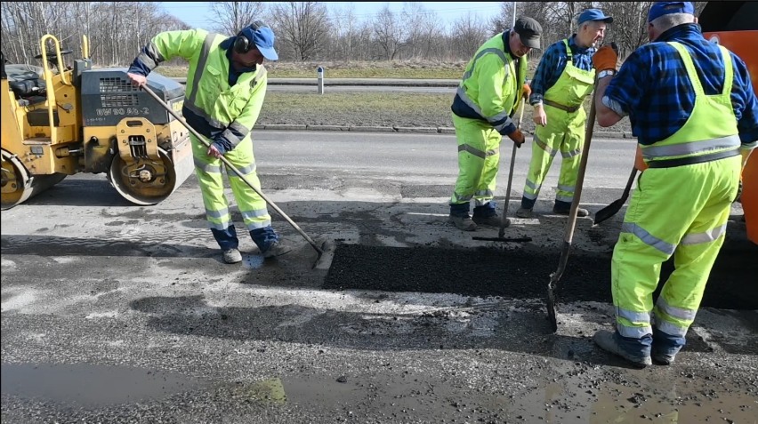 Tarnów. Drogowcy zabierają się wreszcie za łatanie jezdni po zimie. Niektóre ulice w Tarnowie wyglądają, jak szwajcarski ser [ZDJĘCIA]