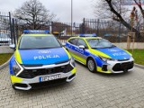 Policja w Warszawie ma nowe, hybrydowe radiowozy. Pojazdy będą bardziej widoczne, mają zmienione oznakowania