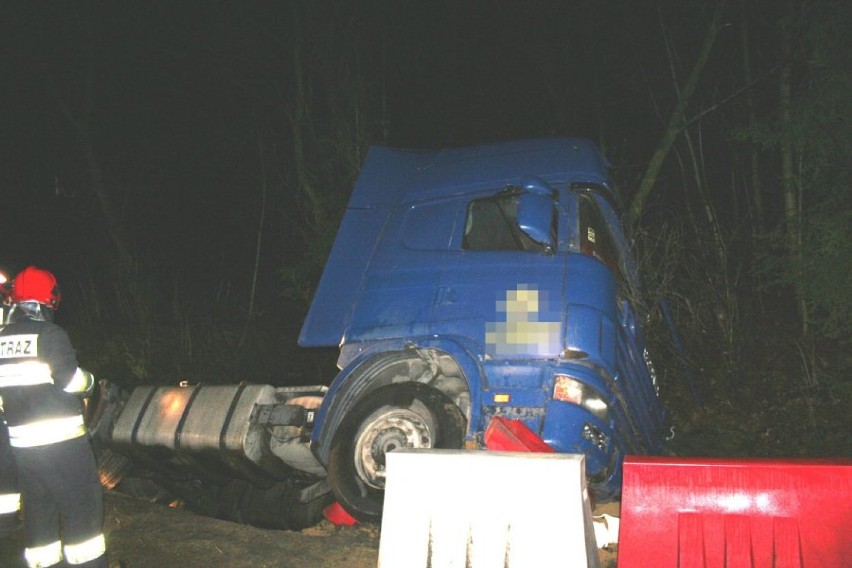 W Rajczy tir wpadł do rowu. Kierowca miał dwa promile