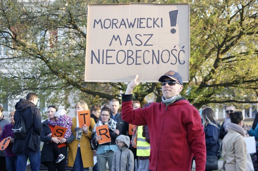 Mieszkańcy powiatu nowotomyskiego solidaryzują się ze strajkującymi nauczycielami! [ZDJĘCIA]