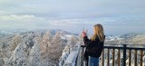 Wieża widokowa na Skiełku w zimowych warunkach. Sprawdziliśmy dla Was tę jeszcze niedostępną dla turystów atrakcję. Mamy zdjęcia