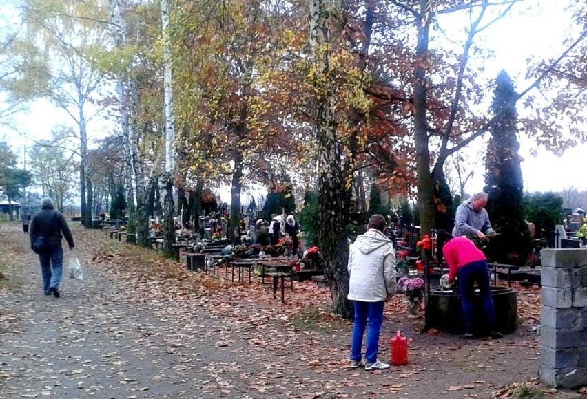 Ostatnie dni października  to miesiąc w którym trwa intensywne sprzątanie grobów zmarłych .