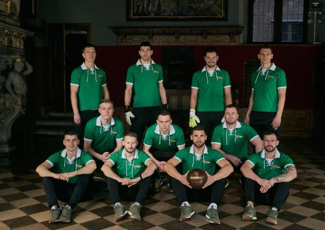 Piłkarze Lechii Gdańsk w koszulkach retro w Sali Czerwonej Ratusza Głównego Miasta