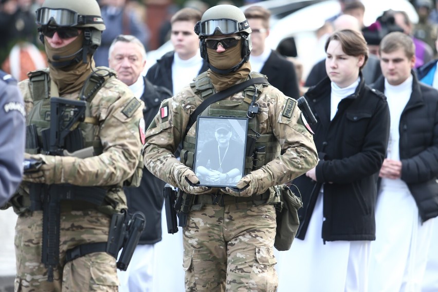 Policjant z Oleśnicy zginął na służbie. Mijają cztery lata od tragicznej śmierci Mariusza Koziarskiego(ROZMOWA Z ŻONĄ IWONĄ KOZIARSKĄ)