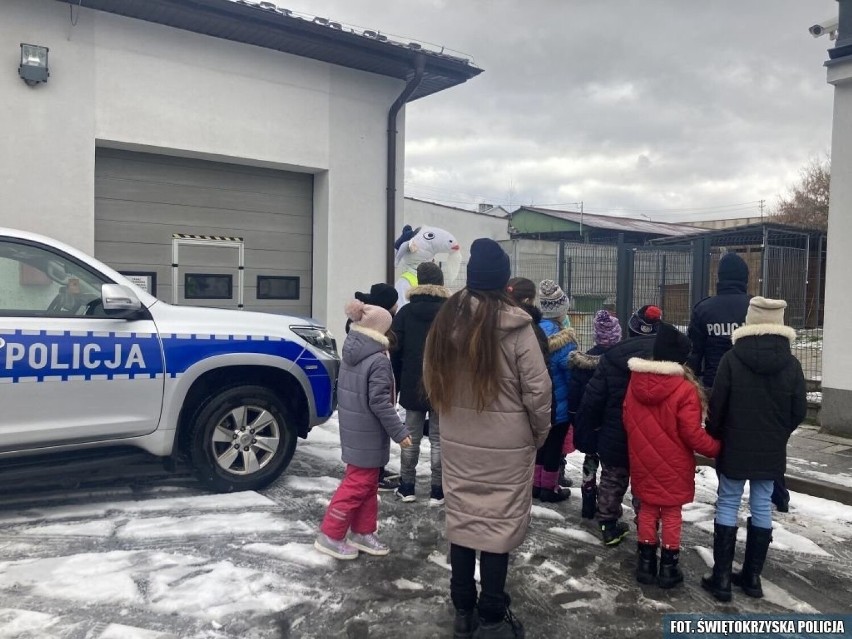Dzieci z Ukrainy z wizytą w koneckiej Komendzie Policji