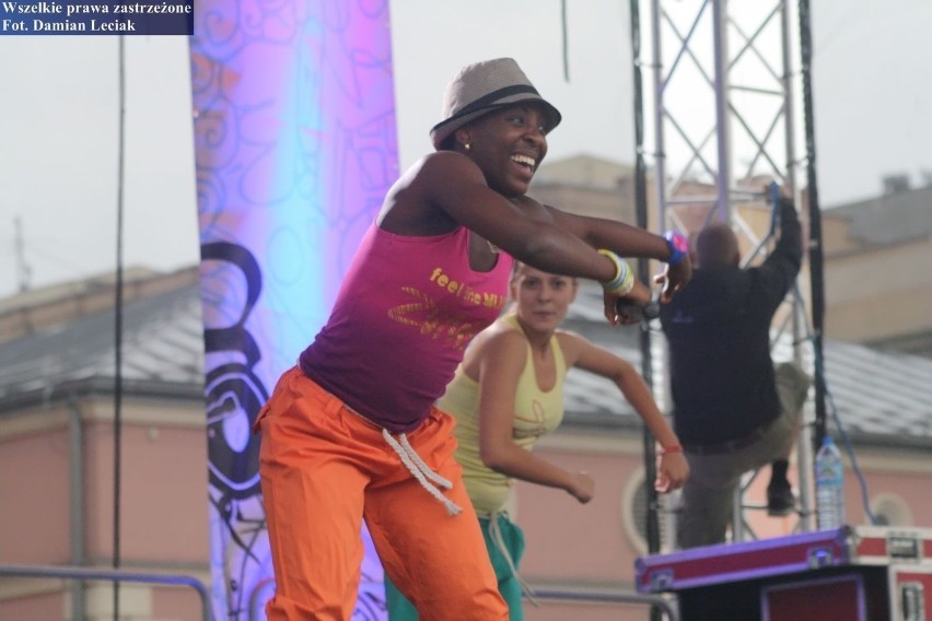 Tancerka z Kuby Regla uczy tańca zumba. Fot. Damian Leciak