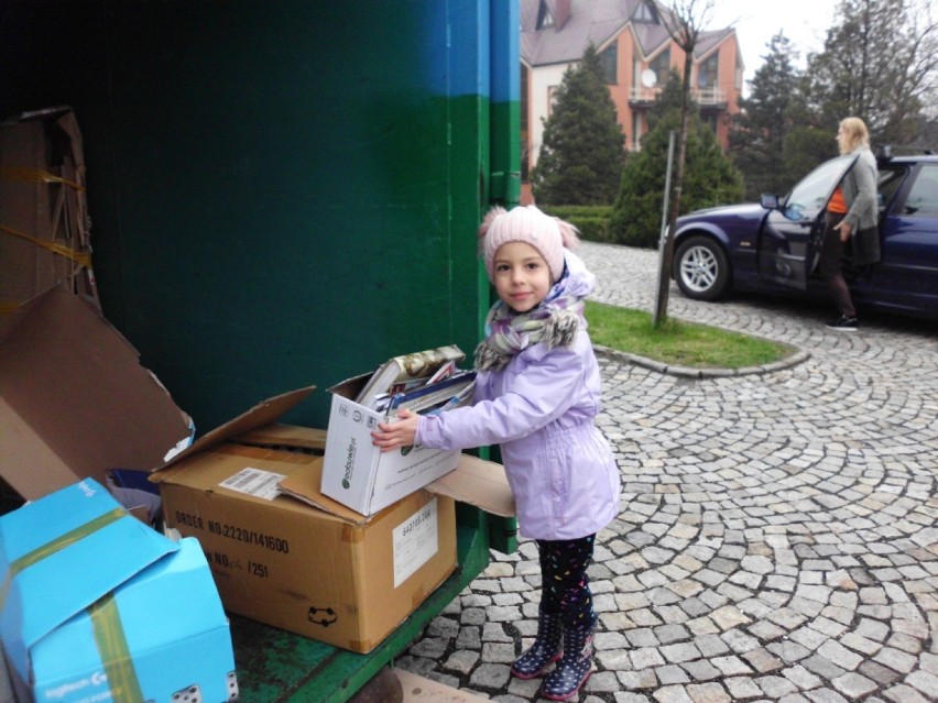 Bochnia. Zebrano ponad 21 ton makulatury, dochód pomoże ubogim ludziom w Afryce - zobacz zdjęcia