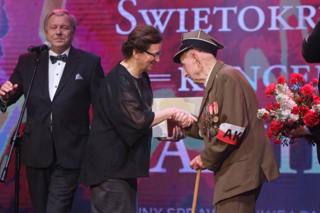 Mieczysław Rosół, ostatni żyjący partyzant świętokrzyski osobiście odebrał medal wybity przez wojewodę świętokrzyska z okazji 100 lecia odzyskania przez Polskę niepodległości.