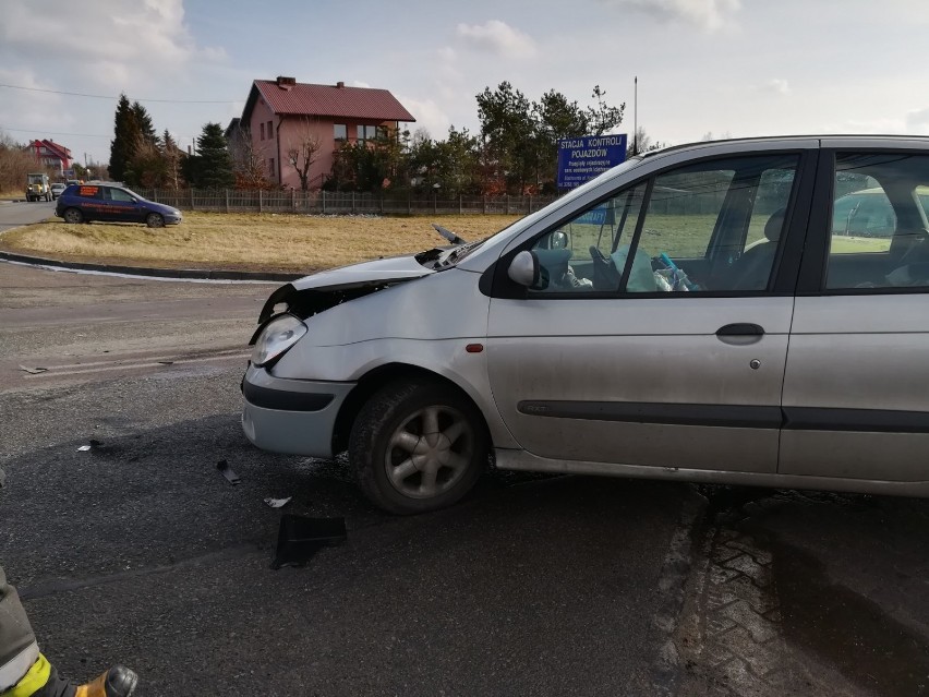 Wypadek w Blachowni na DW492. Zderzyły się dwie osobówki [ZDJĘCIA]