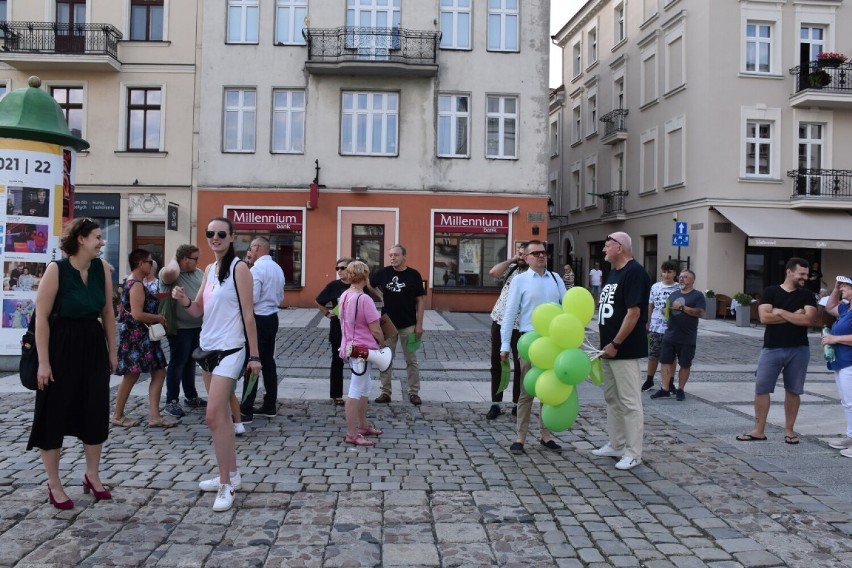 "Budzimy ratusz". Protest mieszkańców przeciwko wycince drzew w Kaliszu. ZDJĘCIA