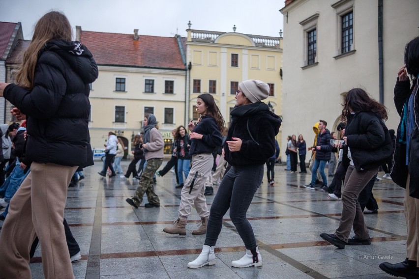 Młodzież opanowała Rynek w Tarnowie, by zatańczyć belgijkę i kowbojkę. Wielki flash mob pod ratuszem. Deszcz nie przeszkodził. Mamy zdjęcia