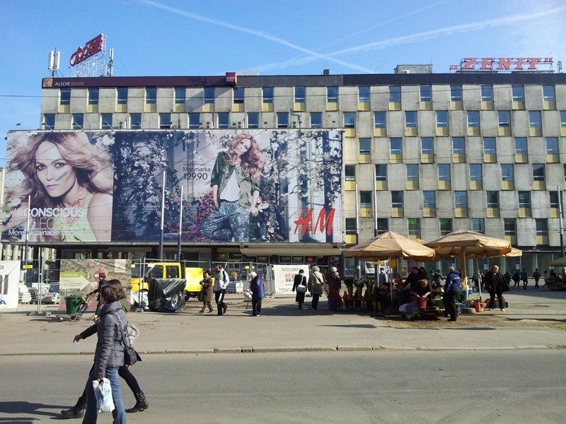 Wyrzućmy szpetne szyldy: Skarbek i Zenit przy rynku w Katowicach są wieszakami na reklamę