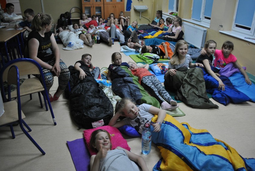 Uczniowie ZS w Borzytuchomiu wspólnie z opiekunami spędzili noc w szkole. Atrakcji nie brakowało 