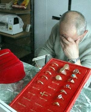 Właściciel lombardu nie może obiecać, że jego klienci kiedykolwiek odzyskają swoje obrączki i pierścionki