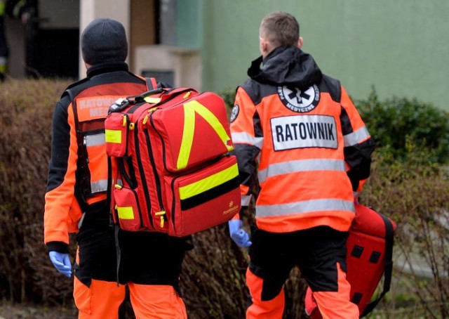 Uwaga! Złodzieje wykorzystują zagrożenie koronawirusem w perfidny sposób. Przebierają się za ratowników medycznych, albo podają za pracowników sanitarnych i tak chcą wejść do domu! Cel? Kradzież.

"Do Państwowej Inspekcji Sanitarnej docierają informacje na temat przebierańców, podających się za ratowników medycznych bądź pracowników firm dezynfekcyjnych, którzy dokonują rzekomych rutynowych kontroli temperatury lub dezynfekcji mieszkania w związku z pandemią choroby zakaźnej COVID-19 wywołanej przez koronawirusa" - ostrzega Państwowa Stacja Sanitarno-Epidemielogiczna w Toruniu.

CZYTAJ DALEJ >>>>>

Zobacz także: Przerwa w nauce może zostać przedłużona. Ratunek w e-szkole

Zobacz także: Złamanie zasad kwarantanny w Toruniu! Dwa przypadki

