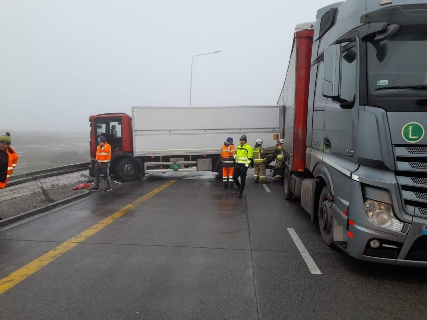 Na autostradzie A1 w Kruszynie zderzyły się trzy TIRy. Jeden...