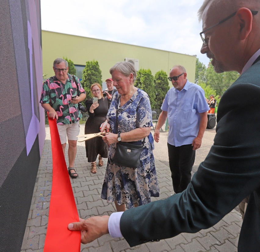 Zobacz kolejne zdjęcia. Przesuwaj zdjęcia w prawo - naciśnij...