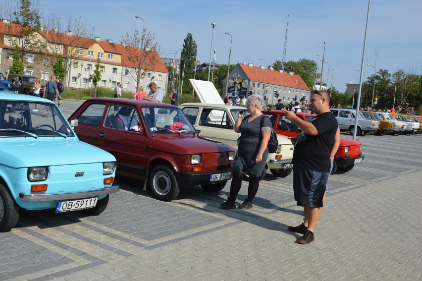 Zlot aut PRL-u w Opolu. Maluchy, polonezy, duże fiaty, nysy, żuki