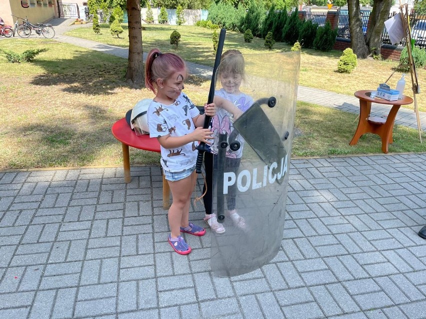 Policjanci ze Zduńskiej Woli o bezpieczeństwie na wakacjach ZDJĘCIA