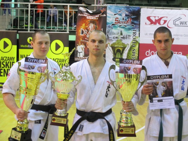 Brzeszczańscy karatecy prezentują zdobyte w Jeleniej Górze trofea, od lewej: Paweł Anlauf, Wiktor Czopek i Dominik Moskin