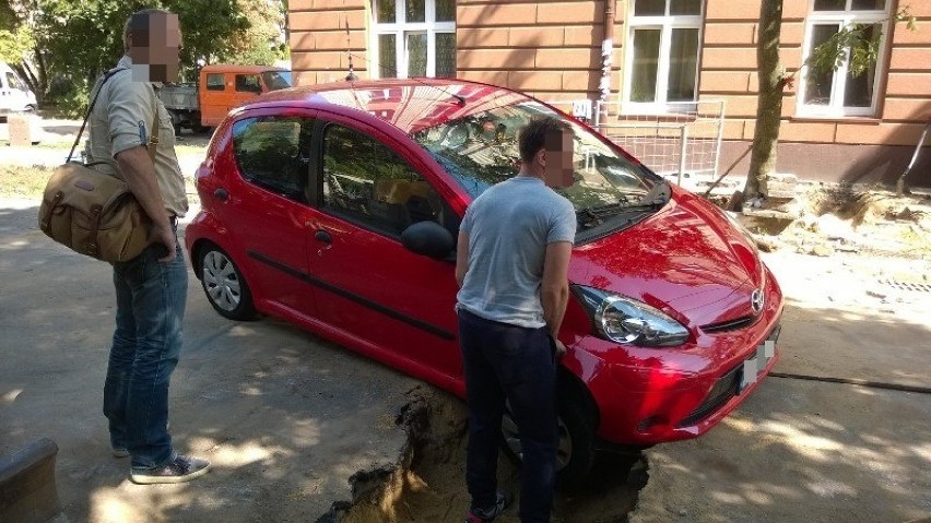 Samochód wpadł przednim kołem do wykopu na Lipowej w Łodzi