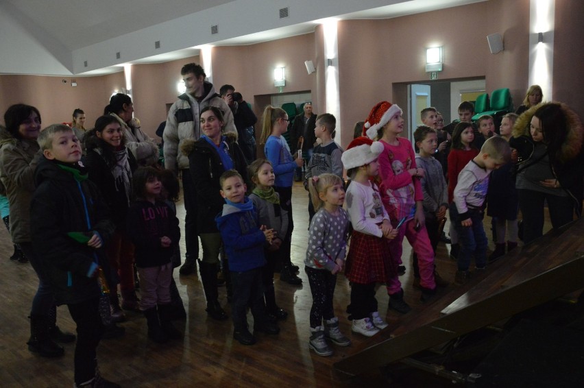Mikołaj w Kartuzach - dzieci, rodzice i gość schowali się w Kartuskim Centrum Kultury ZDJĘCIA
