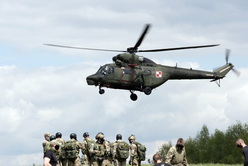 Skoki z helikoptera nad Pustynią Błędowską 6 Batalionu...