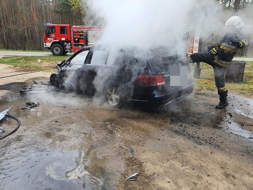 Mercedes spłonął na parkingu leśnym koło Barwic. Czy to podpalenie? [zdjęcia]