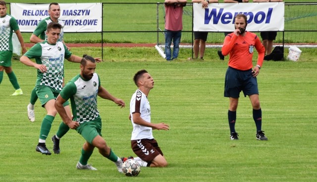 Keeza IV liga piłkarska w Małopolsce, grupa zachodnia. LKS Jawiszowice - Garbarnia II Kraków 1:1. Na zdjęciu: Dawid Hałat (z lewej, Jawiszowice) fauluje Dawida Malika, autora gola dla krakowian.