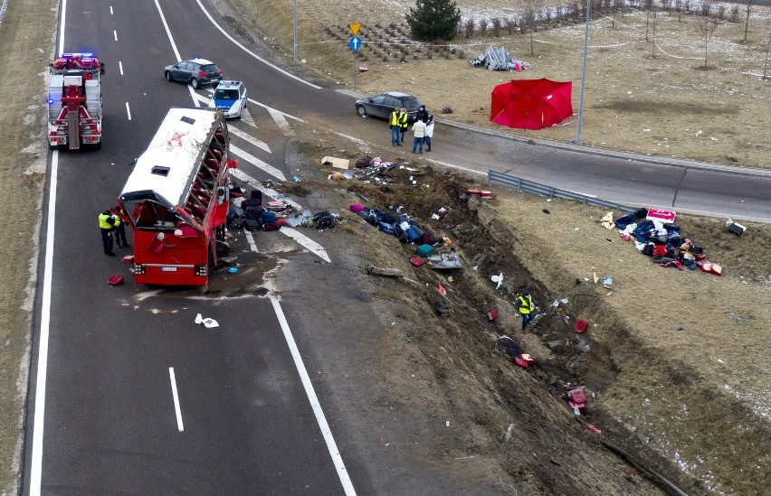 Tragedia na A4. Autokar przebił bariery. Nie żyje 6 osób, dziesiątki rannych [zdjęcia]