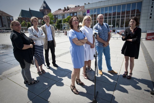 Po informacji o tym, że Wiktor Kamieniarz przestanie pełnić funkcję dyrektora II Liceum Ogólnokształcącego im. Władysława Broniewskiego w Koszalinie, głos postanowili zabrać oburzeni rodzice i nauczyciele