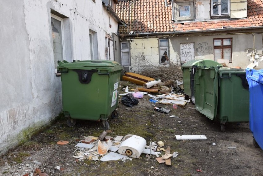 Pruszcz Gdański: Porzucają szpecące odpady w centrum miasta [ZDJĘCIA]
