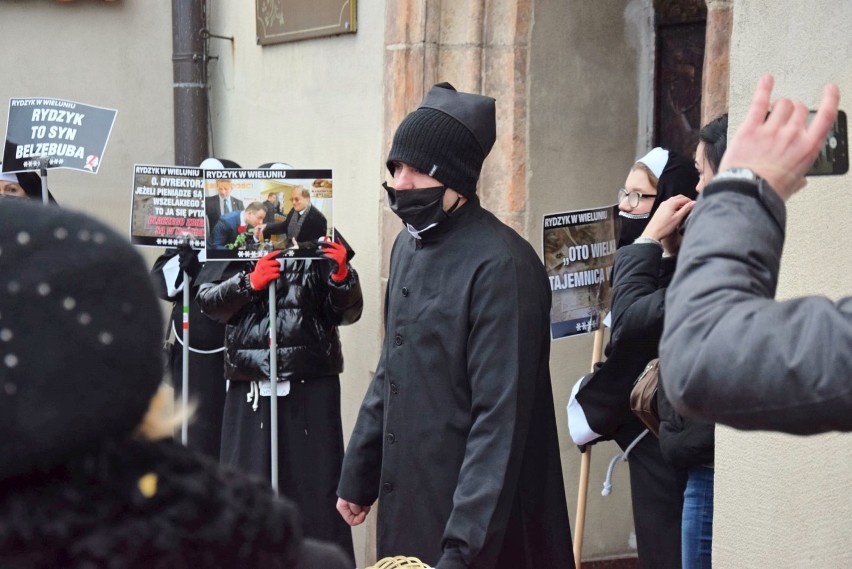 Demonstracja w Wieluniu. Przebrani za księży i zakonnice protestowali przed kolegiatą. Spodziewali się wizyty o. Rydzyka ZDJĘCIA