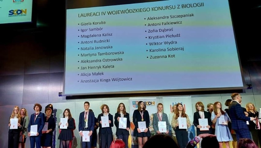 Laureaci konkursów przedmiotowych z Kazimierzy Wielkiej na gali w Kielcach. Odebrali dyplomy i pamiątkowe medale. Zobaczcie zdjęcia