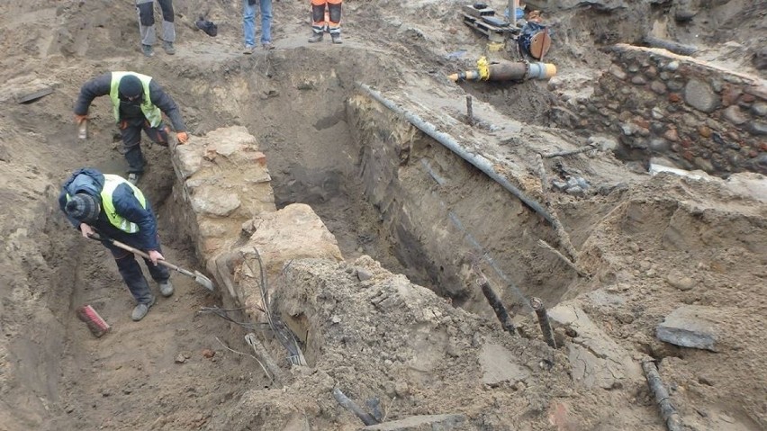 Archeolodzy wciąż pracują na skrzyżowaniu ulic Młyńskiej i...