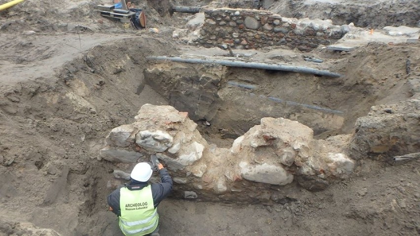 Archeolodzy wciąż pracują na skrzyżowaniu ulic Młyńskiej i...
