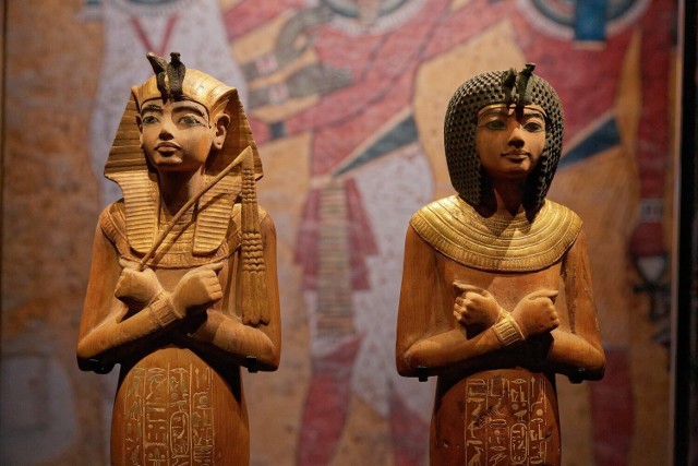 Figurki uszebti faraona Tutanchamona. Po śmierci władcy miały ożyć dzięki magii i służyć mu w zaświatach. Skarby Tutanchamona mają być główną atrakcją nowego Wielkiego Muzeum Egipskiego. Zdjęcie na licencji CC BY-SA 4.0