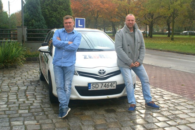 Adrian Szostak i Jarosław Węsierski zachęcają do rozwagi za kierownicą i solidnej nauki podczas kursów