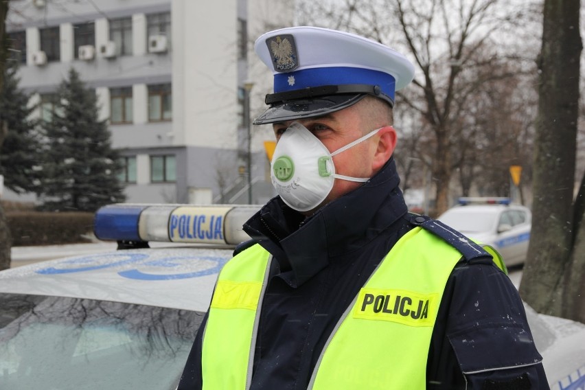 Krakowscy policjanci dostali maski antysmogowe