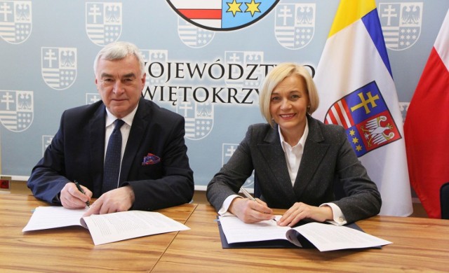Umowy podpisywali Andrzej Bętkowski marszałek województwa i Renata Janik wicemarszałek