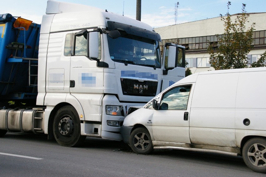 Wypadek na ul. Sucharskiego w Radomsku. Kierujący koparką...