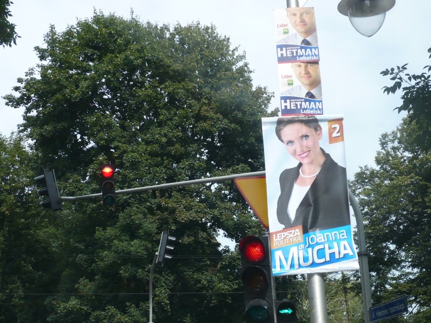 Plakat, który zasłaniał światła oraz znak drogowy na ulicy Łopacińskiego
