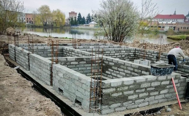 Modernizacja terenów wokół zbiornika wodnego w Kazimierzy Wielkiej jest jednym z kluczowych projektów realizowanych na terenie gminy.