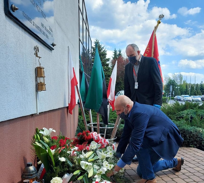 Kwiaty ku czci ofiar wypadków przy pracy w KWB Bełchatów